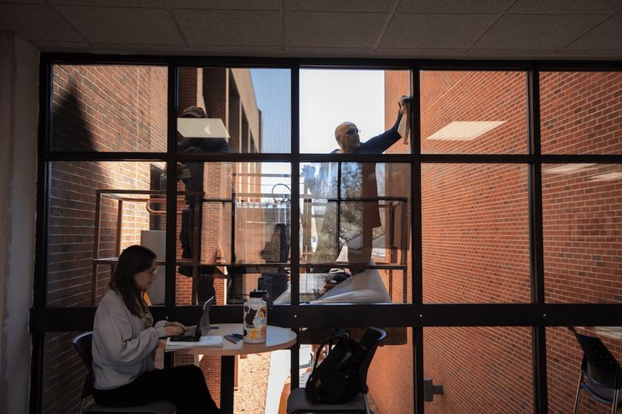 奥斯汀·皮伊在桑德奎斯特科学中心安装窗户处理装置，以减少鸟类碰撞