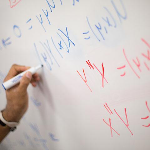 数学学生在白板上写方程式